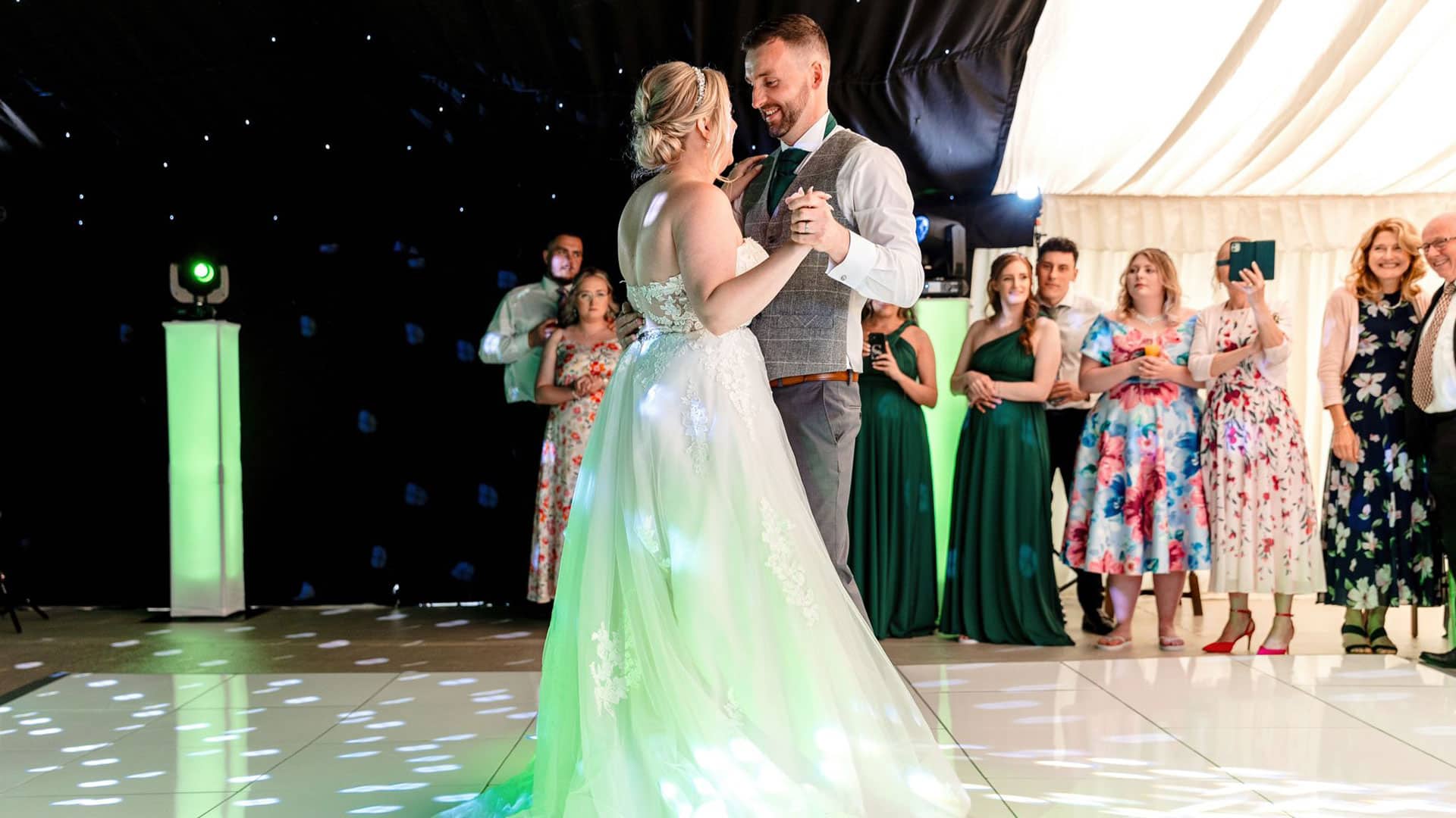 r & Mrs Oxnard Wedding First Dance